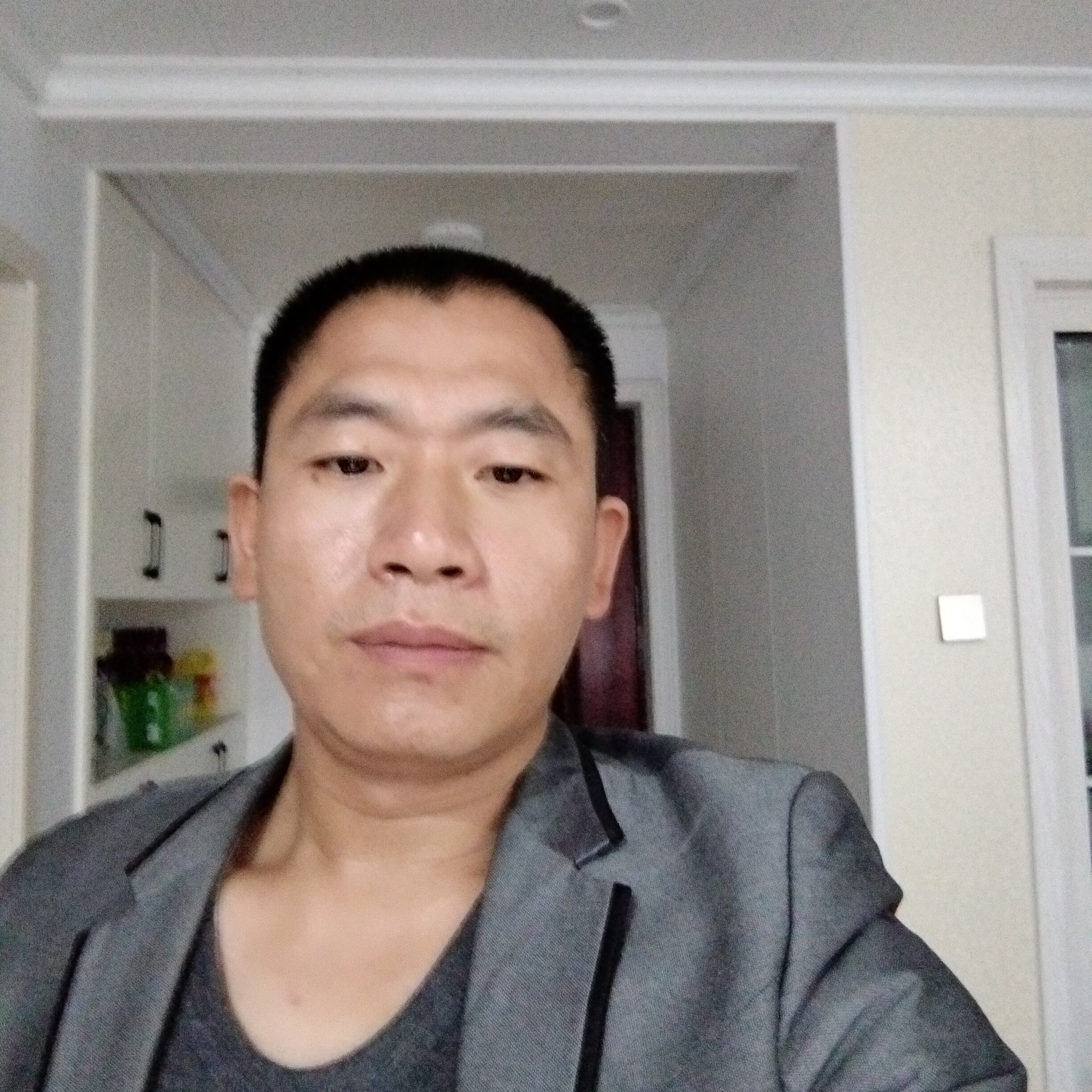 一个人在等侍的照片