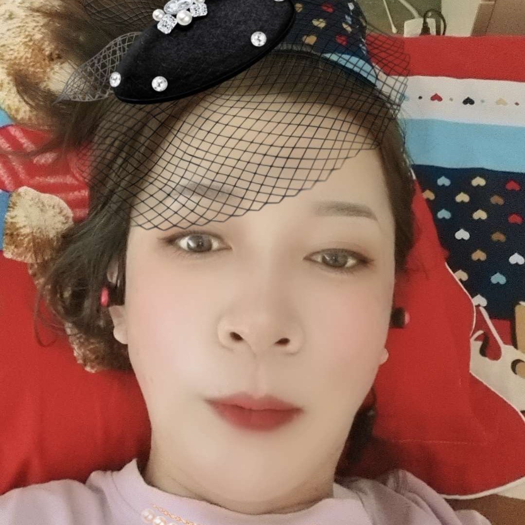 小兔子挽手腼腆的照片