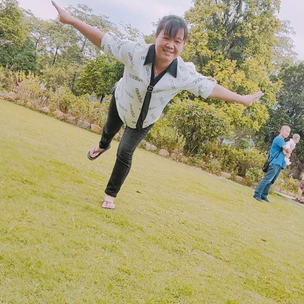 大方蹙眉路灯的照片