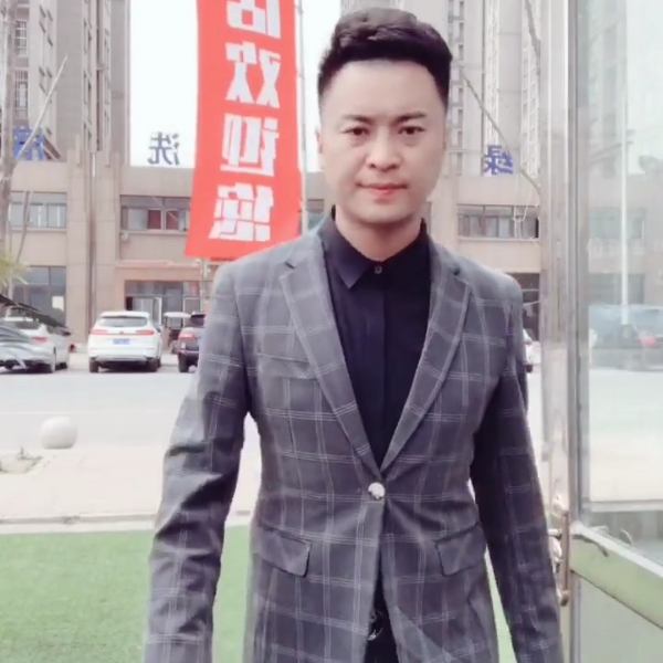 尊云回首羞涩的照片