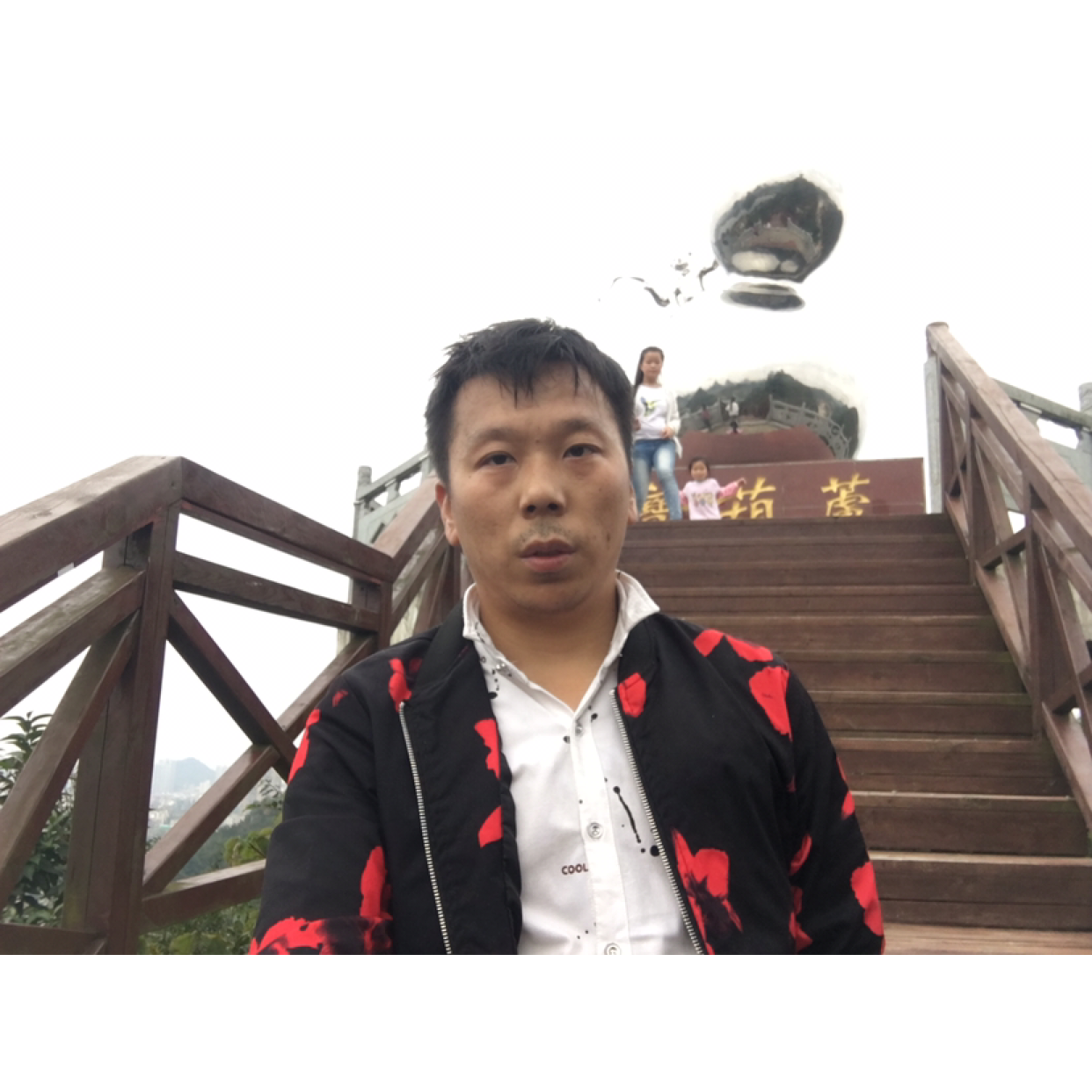 努力的中年人的照片