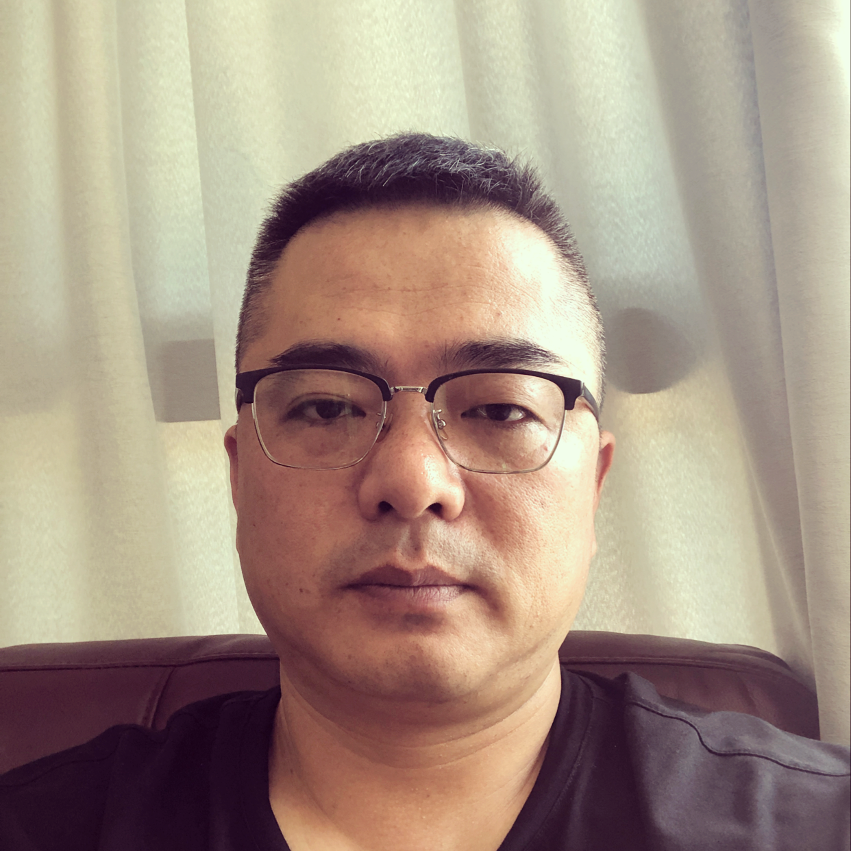 小伙向腼腆的照片