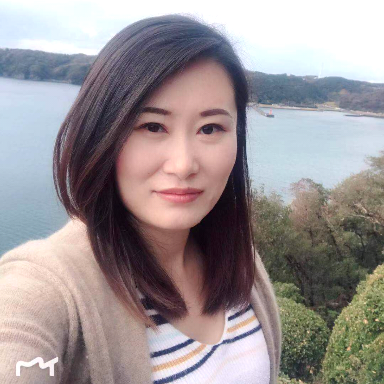 枕头笑畅快的照片