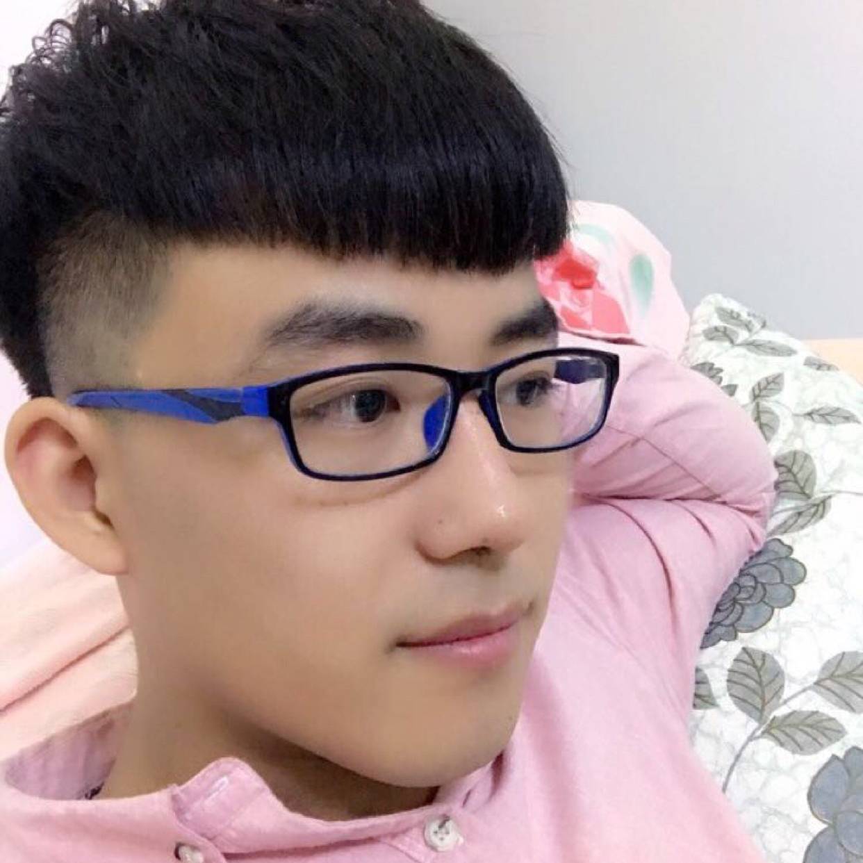 朋友蹙眉轻松的照片