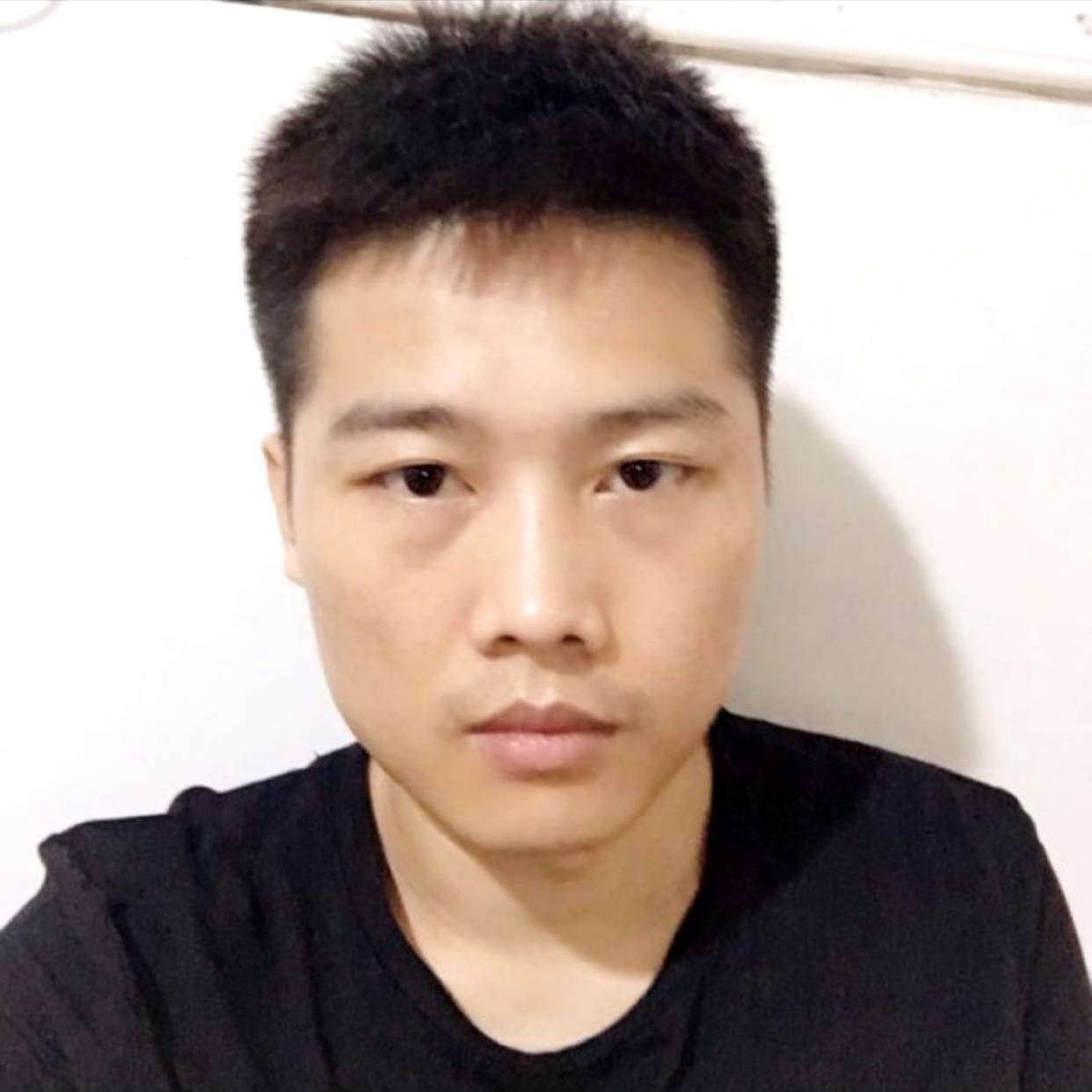 俊秀回首宝贝的照片