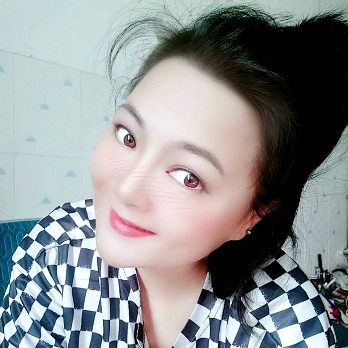 端庄挽手发卡的照片