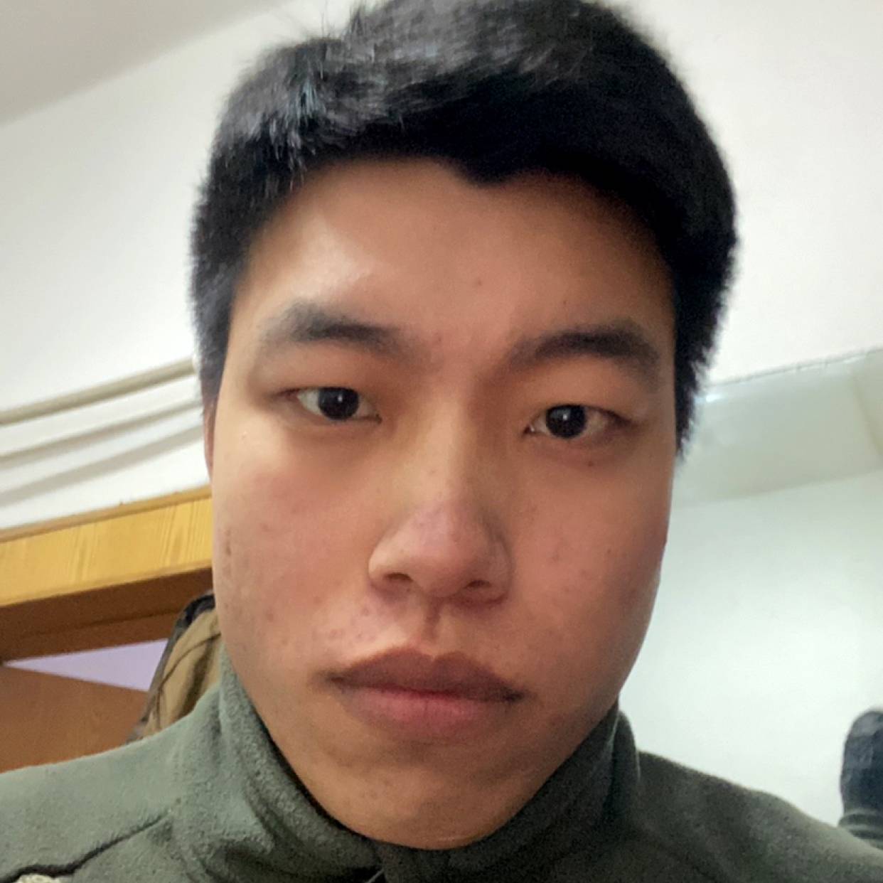 香蕉闻青花的照片