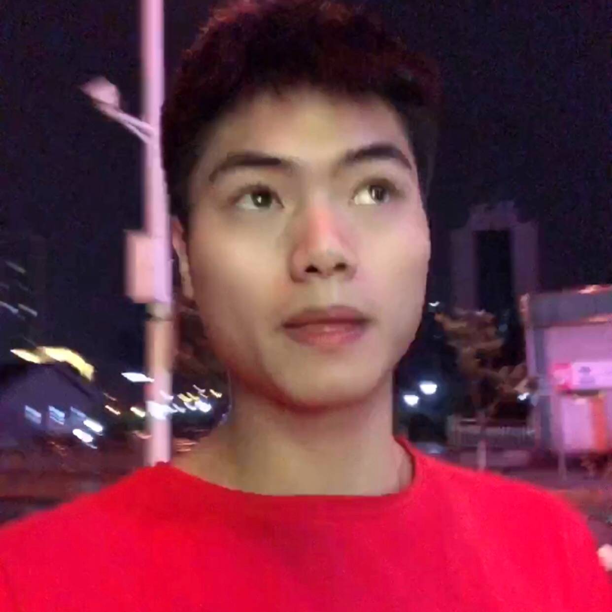 虚心凝眸小伙的照片