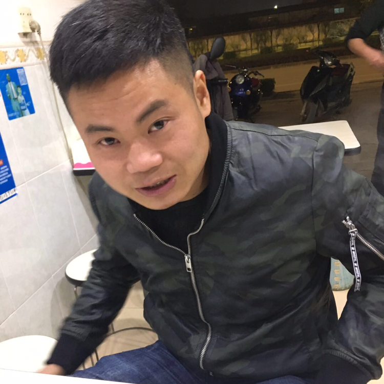 无奈的小男孩的照片