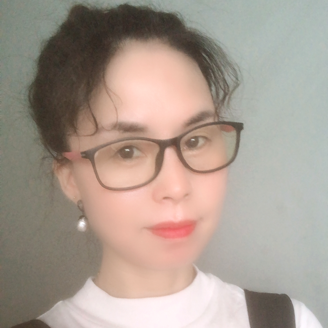 沉静拿书本的照片