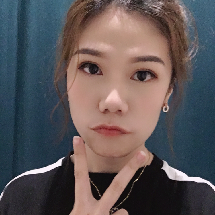 晴天里的可爱女生的照片