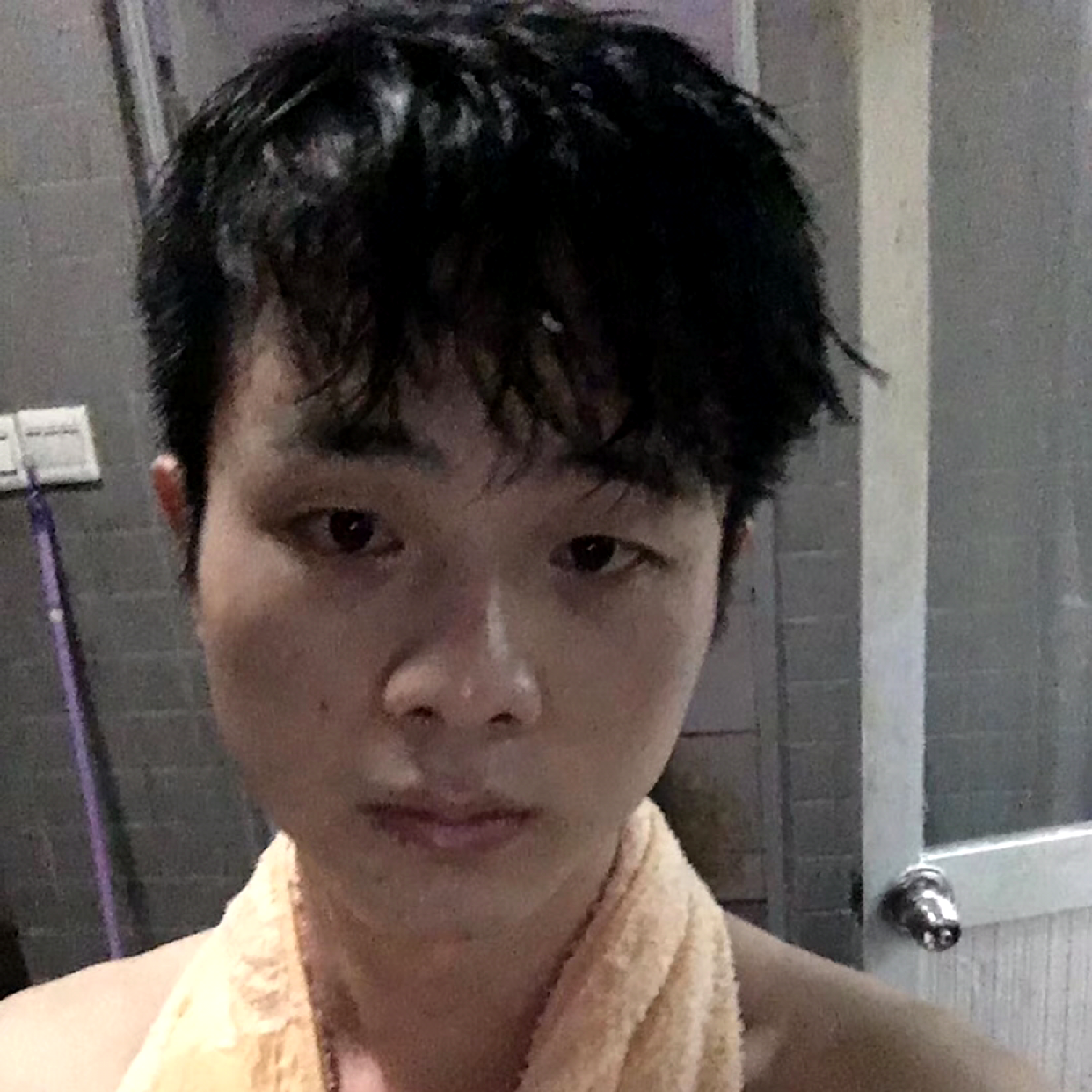 眼睛吃醋彩色的照片