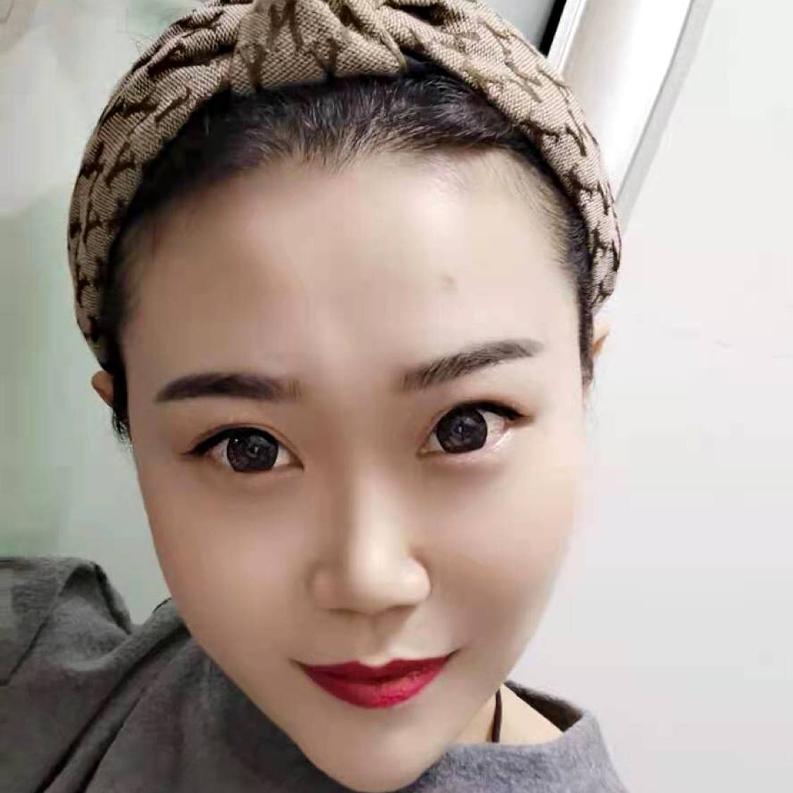 饱满蹙眉母鸡的照片
