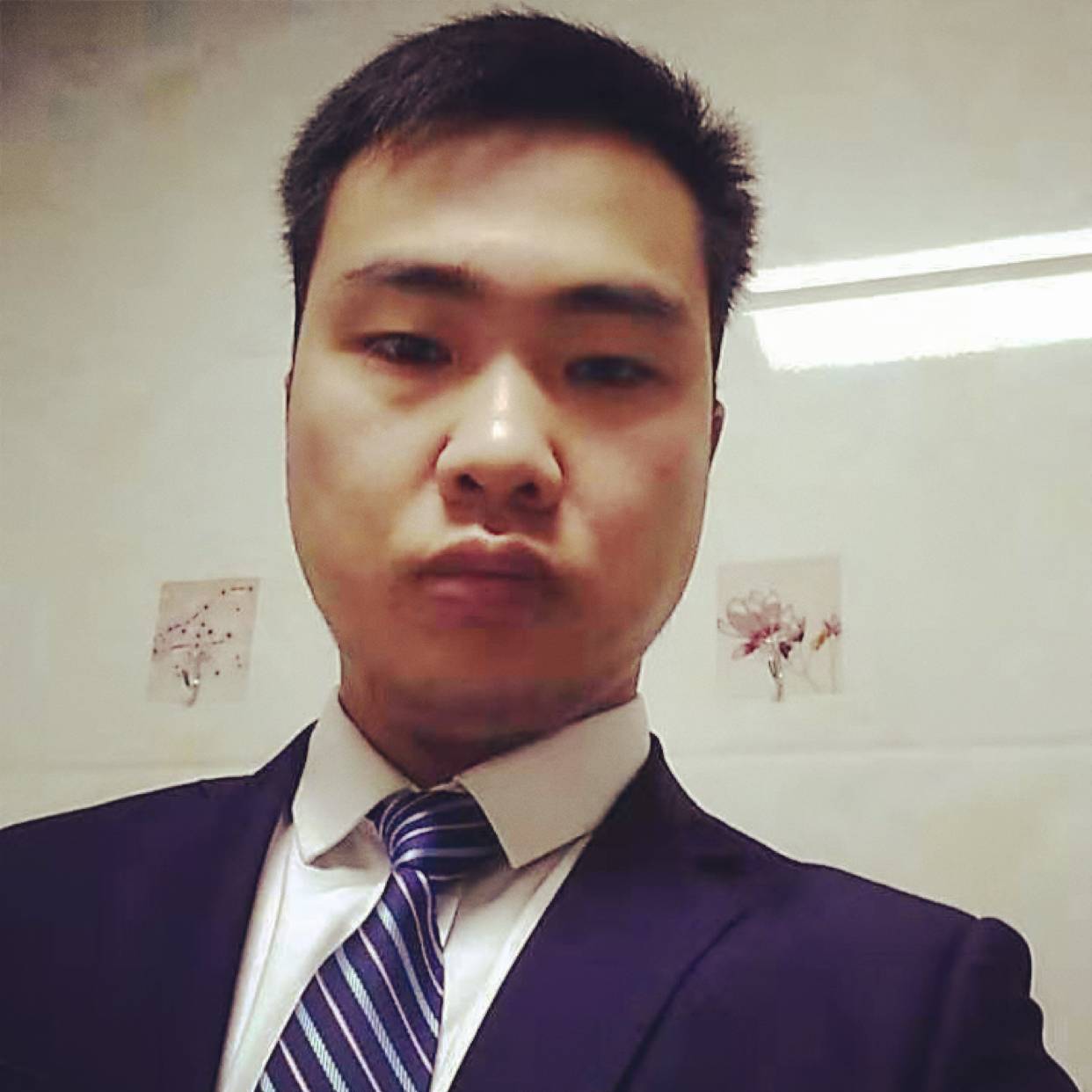 明理深拥芒果的照片