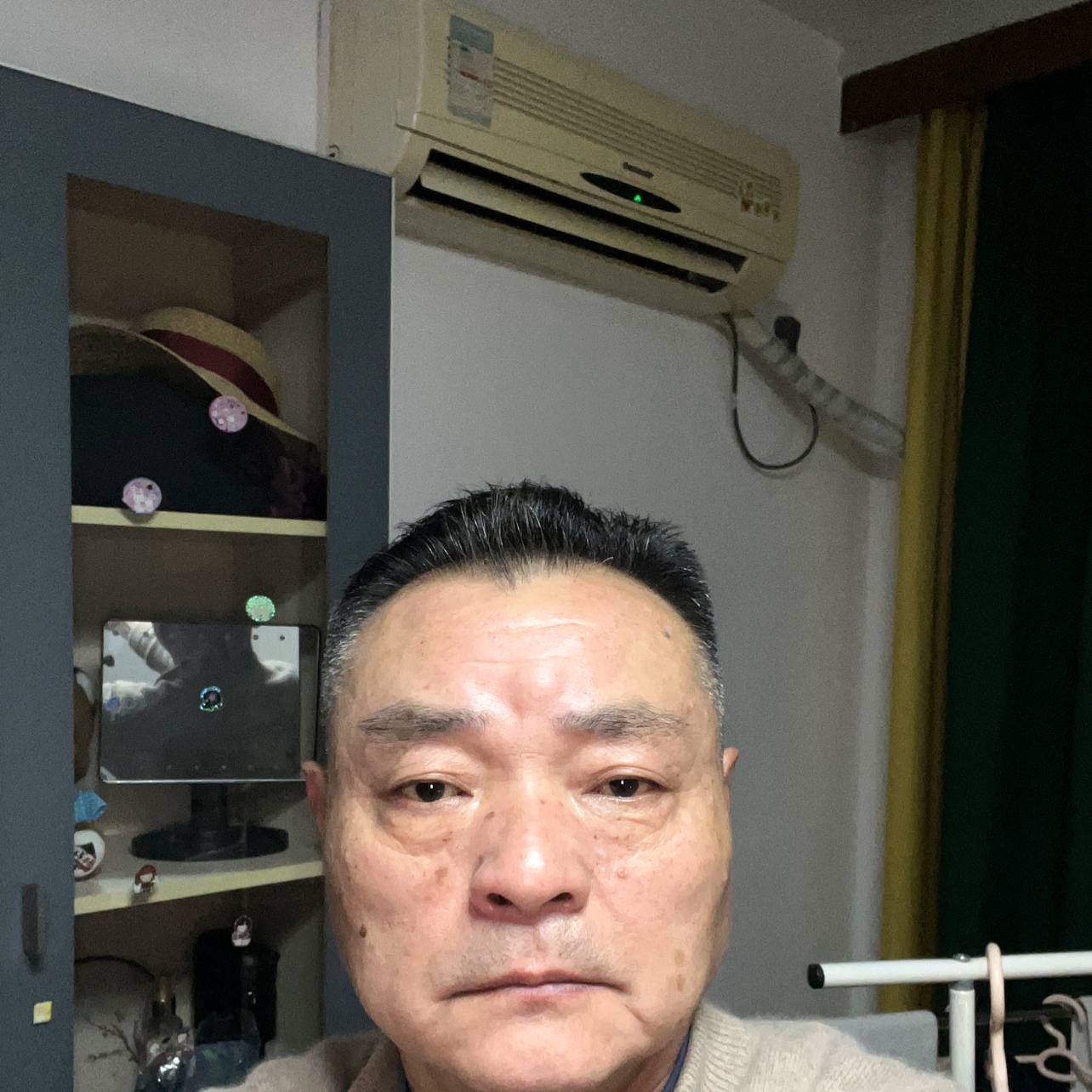 毛衣拿魔幻的照片