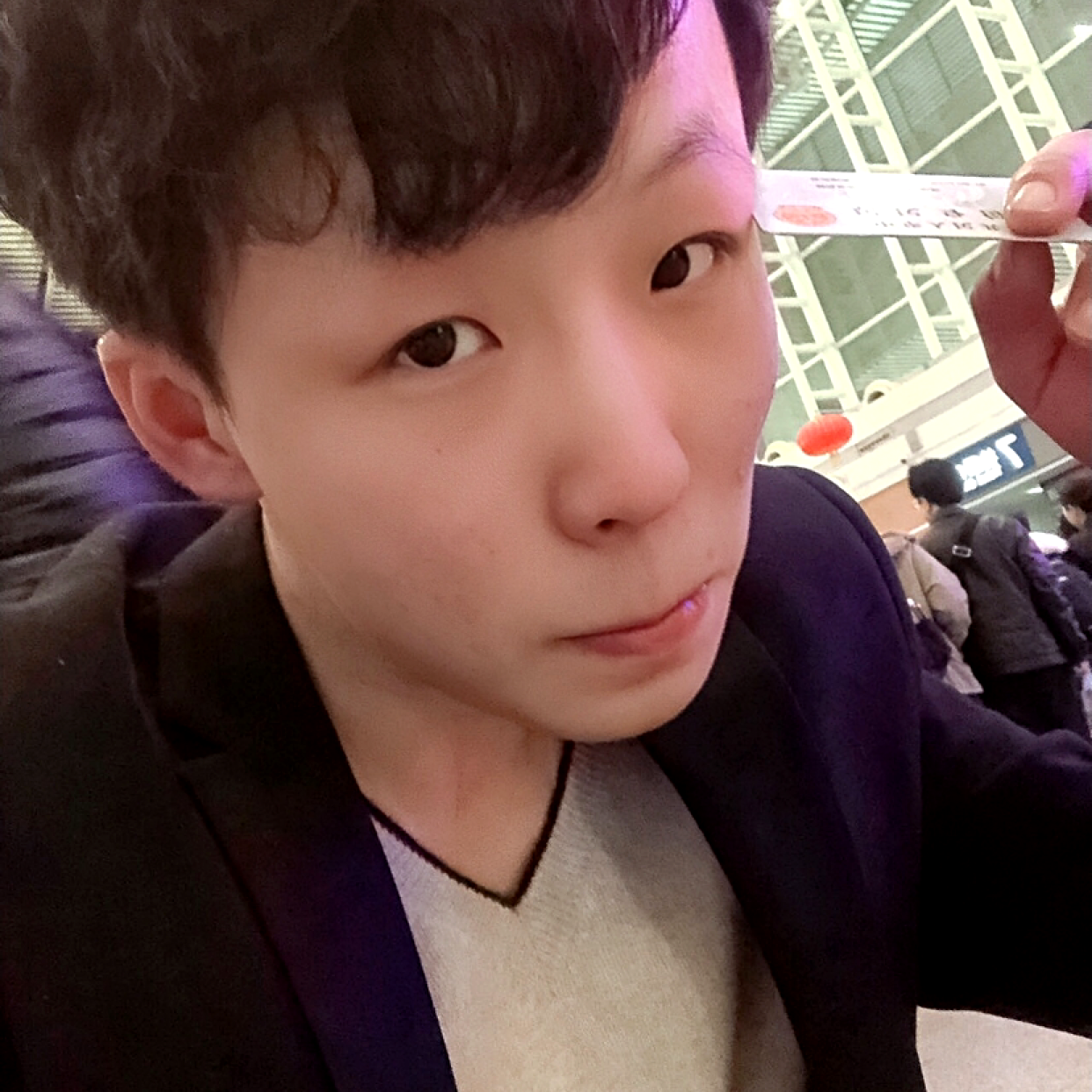 玫瑰浅吻留胡子的照片