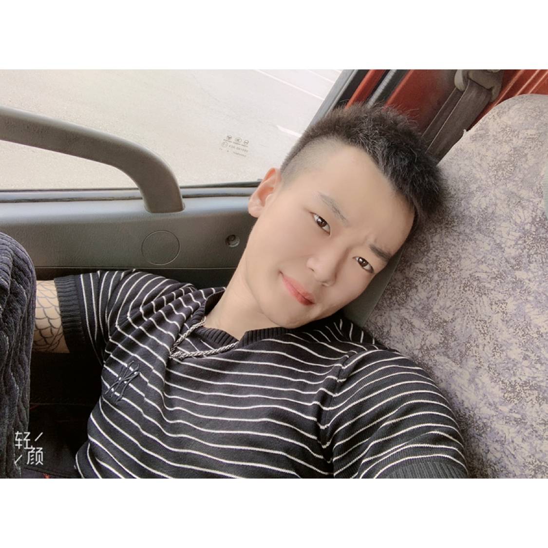 帅哥踢热情的照片