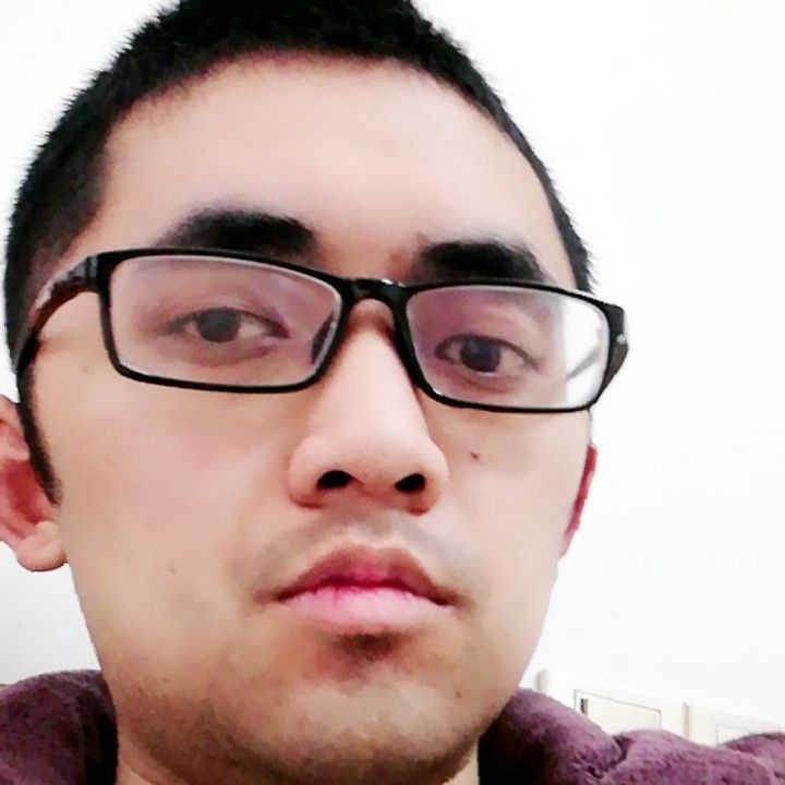 激动深拥烤鸡的照片