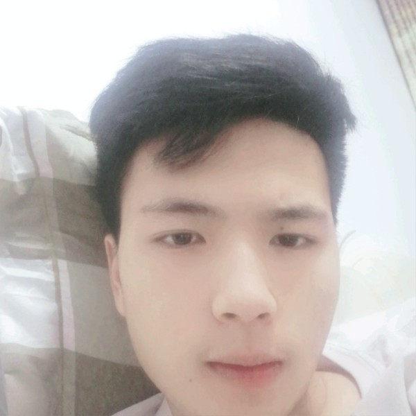 呆萌深拥奇异果的照片