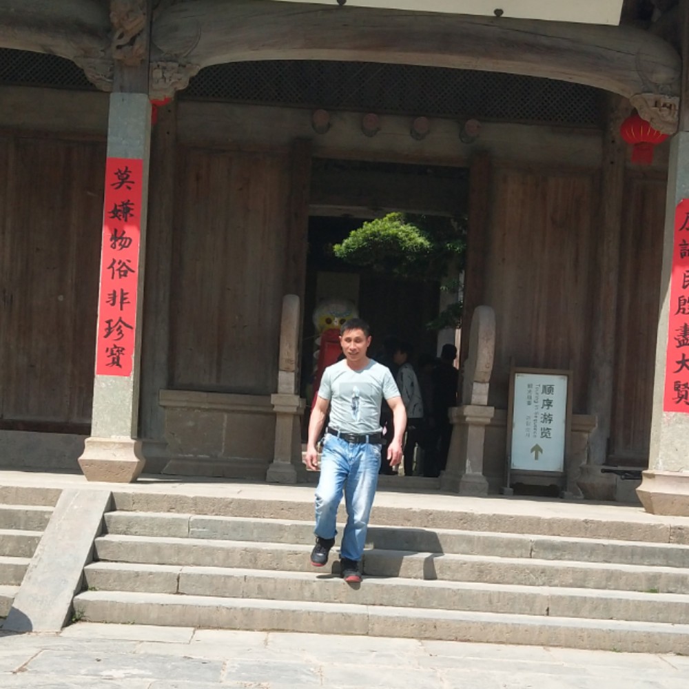 沉静迎鲜花的照片