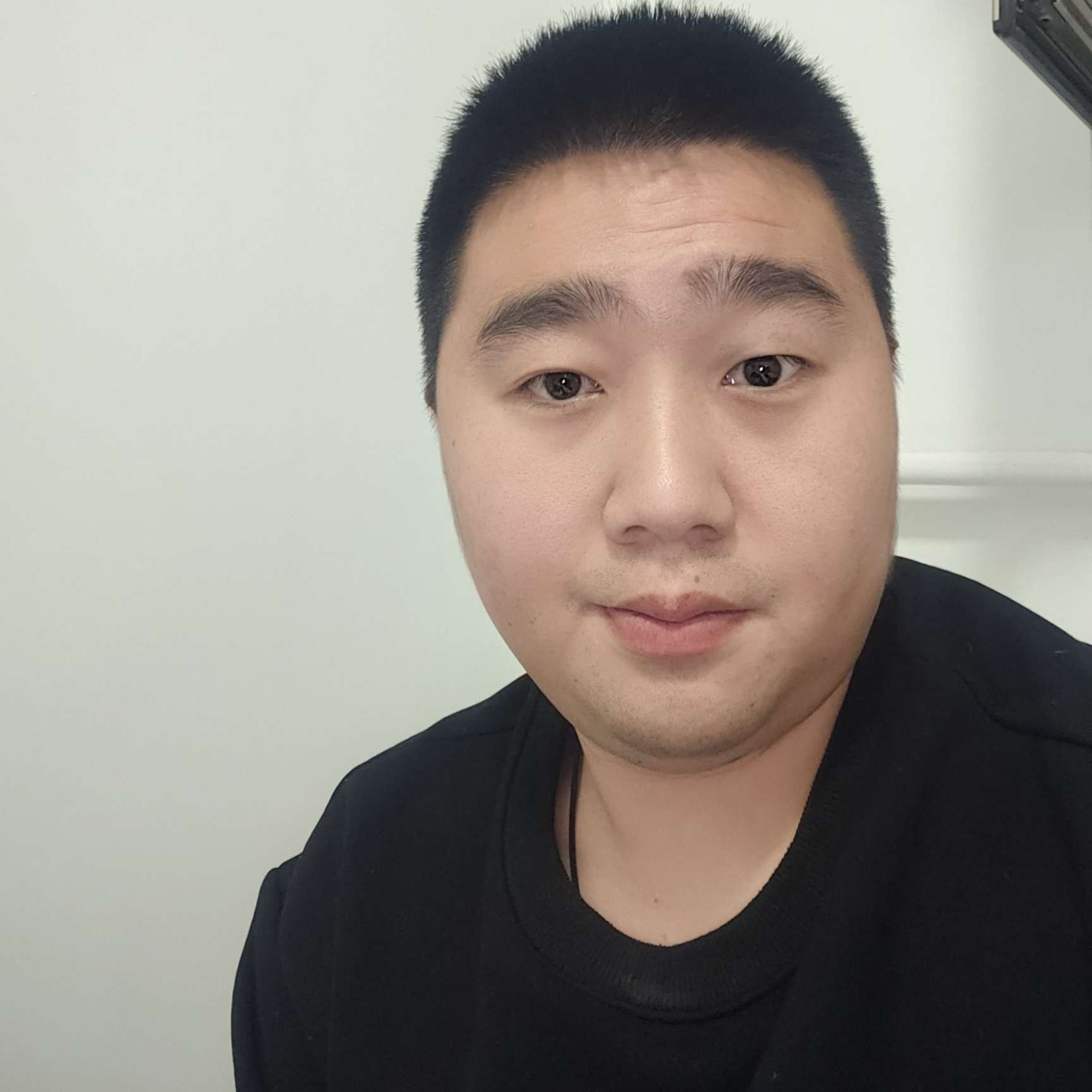 整齐深拥西装的照片