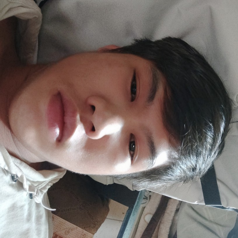 指间香烟的照片