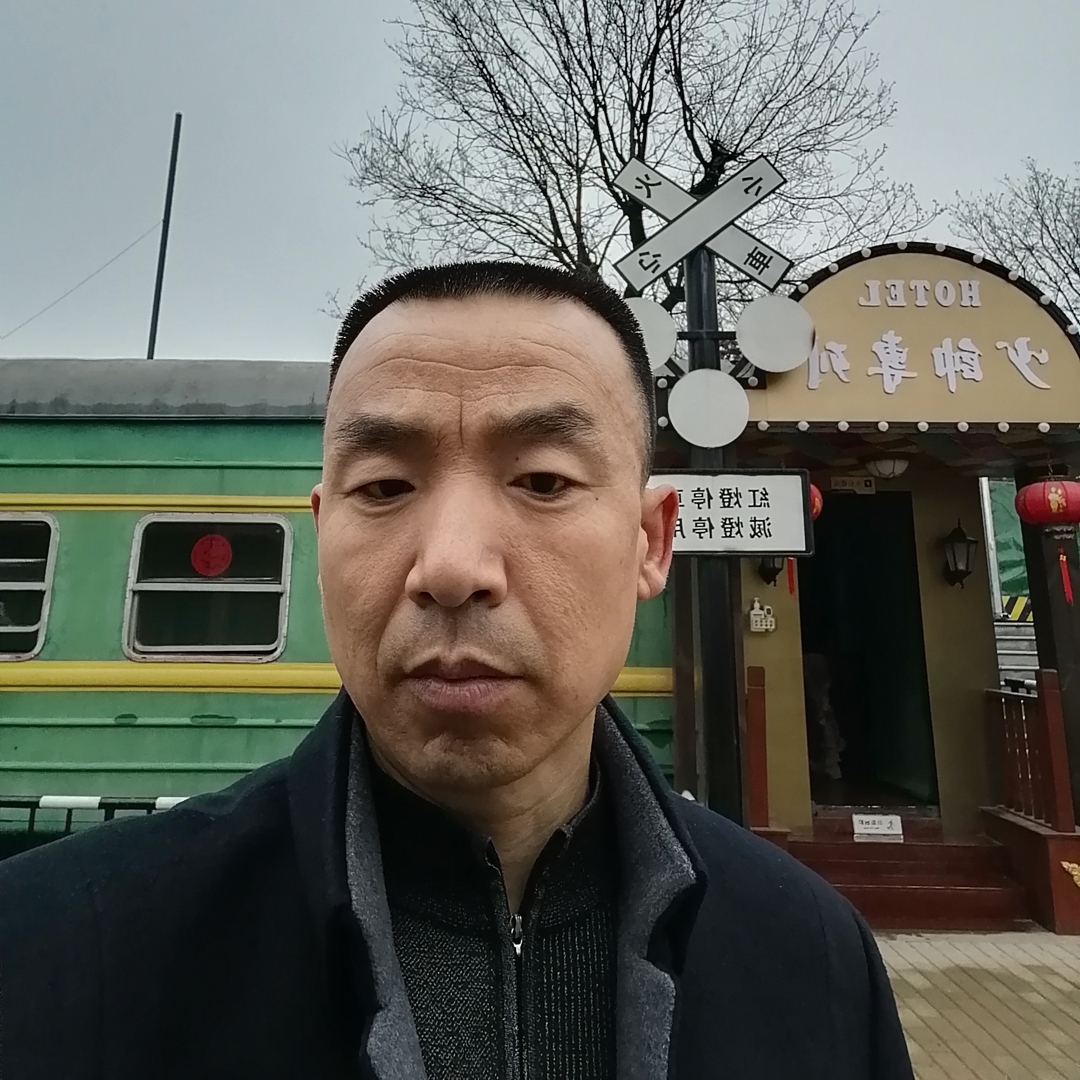 风萧蹙眉坦率的照片