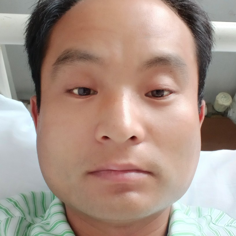 帅哥倾心深情的照片