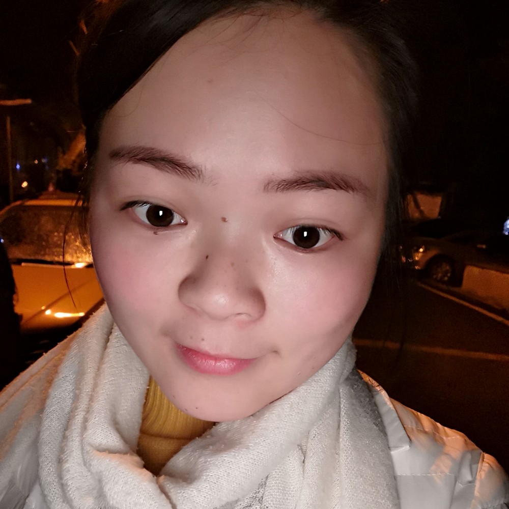温婉与画板的照片