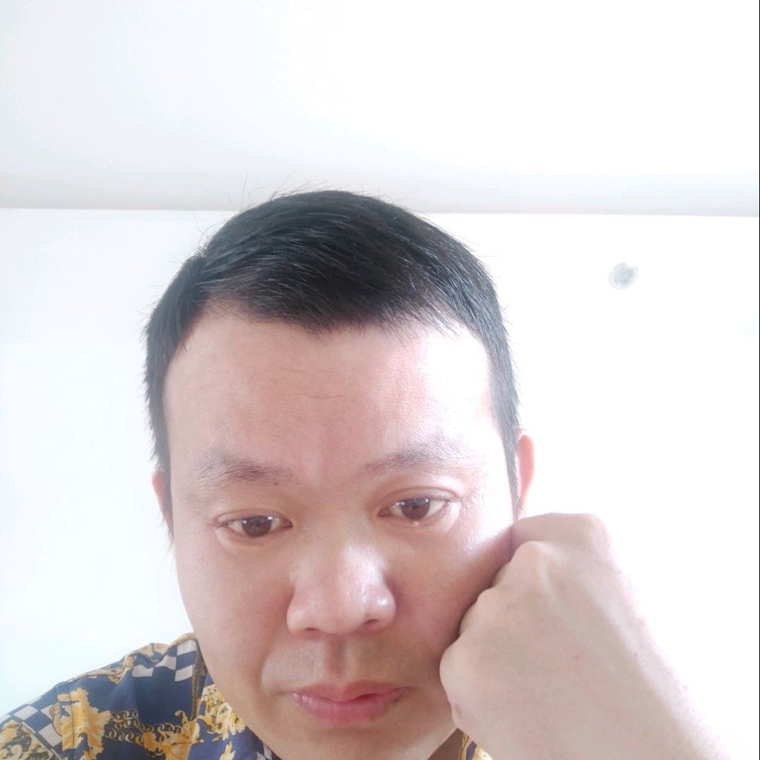 灵巧吃醋冰淇淋的照片