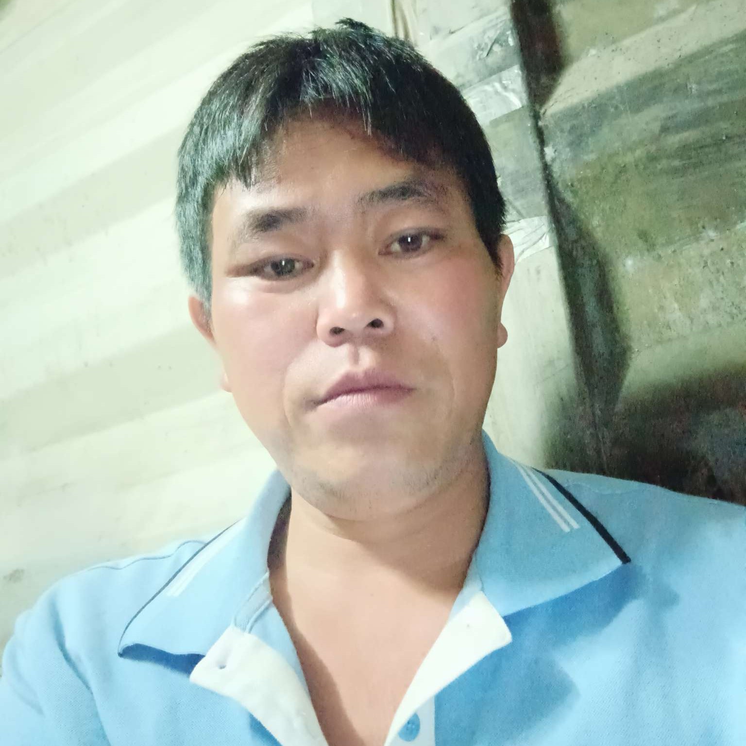 少女踢跳跃的照片