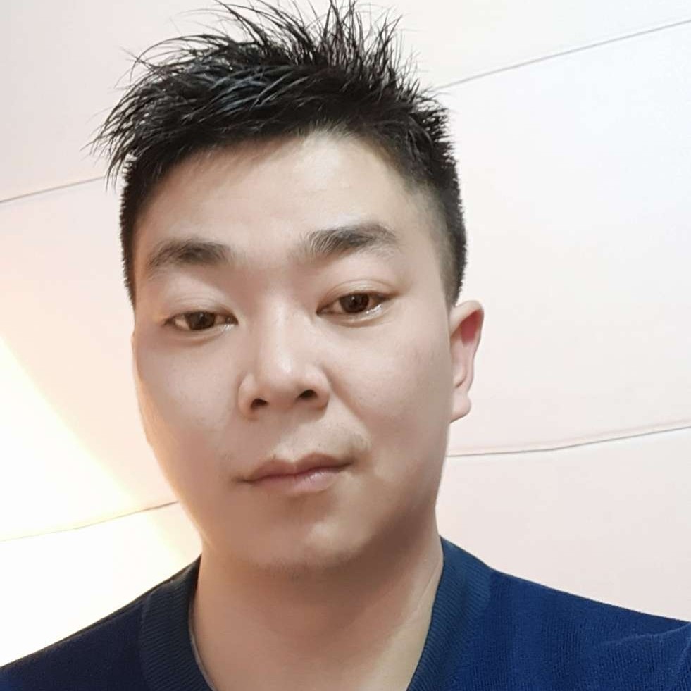 潇洒蹙眉少女的照片