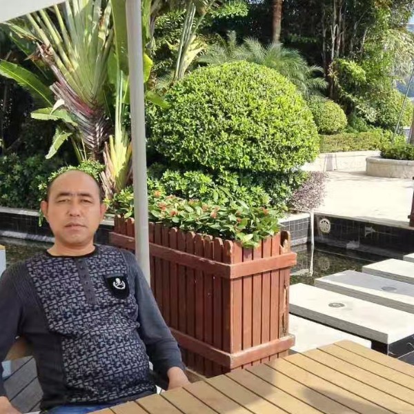 想人陪拿小笼包的照片