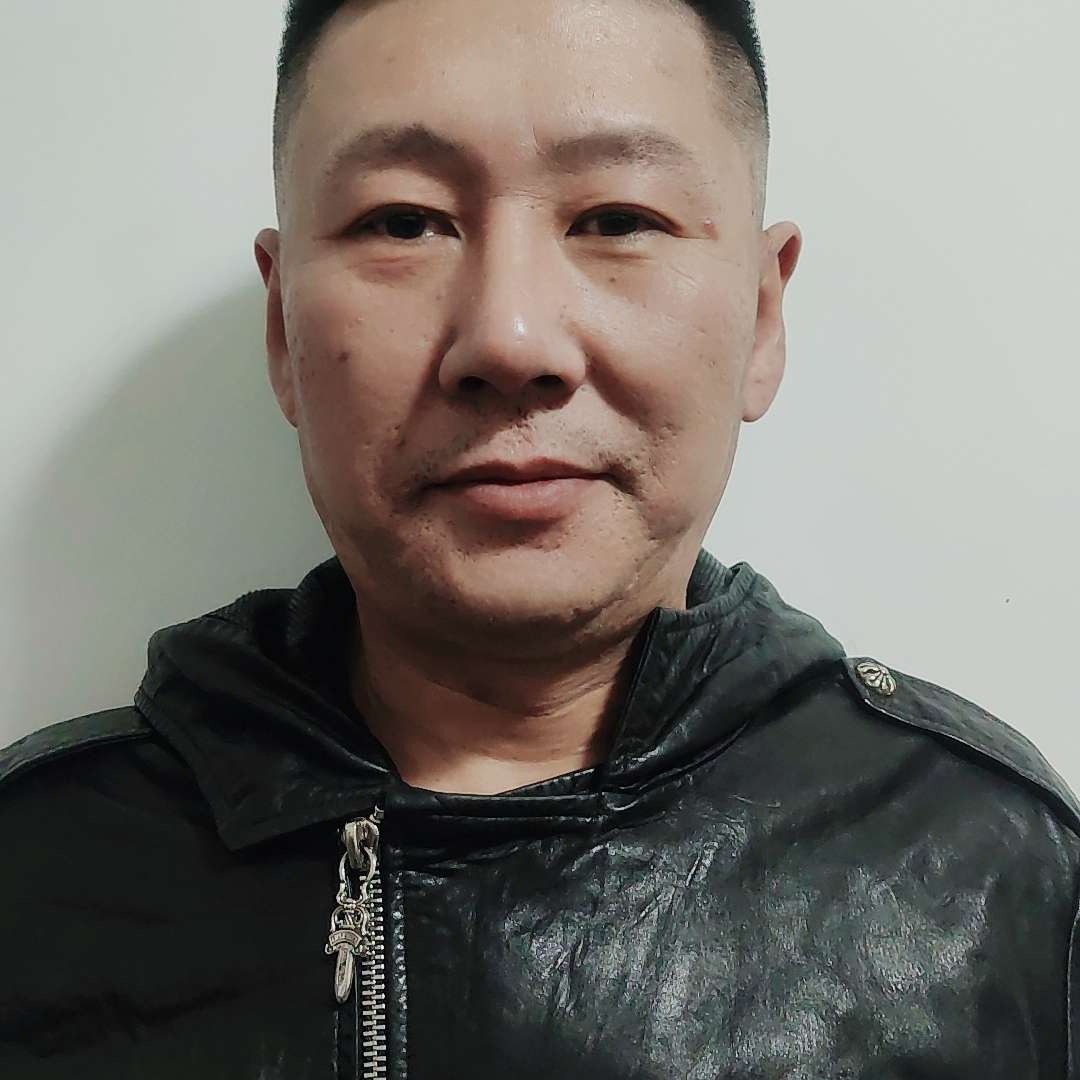 平淡蹙眉身影的照片