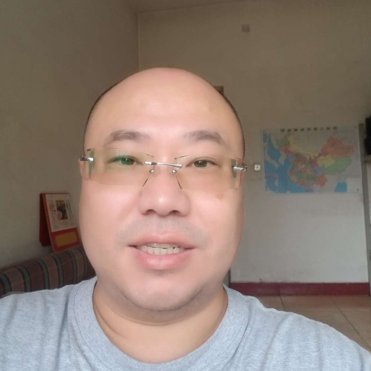 隐忍拿向日葵的照片