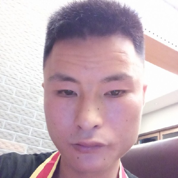 俊秀相许红玫瑰的照片