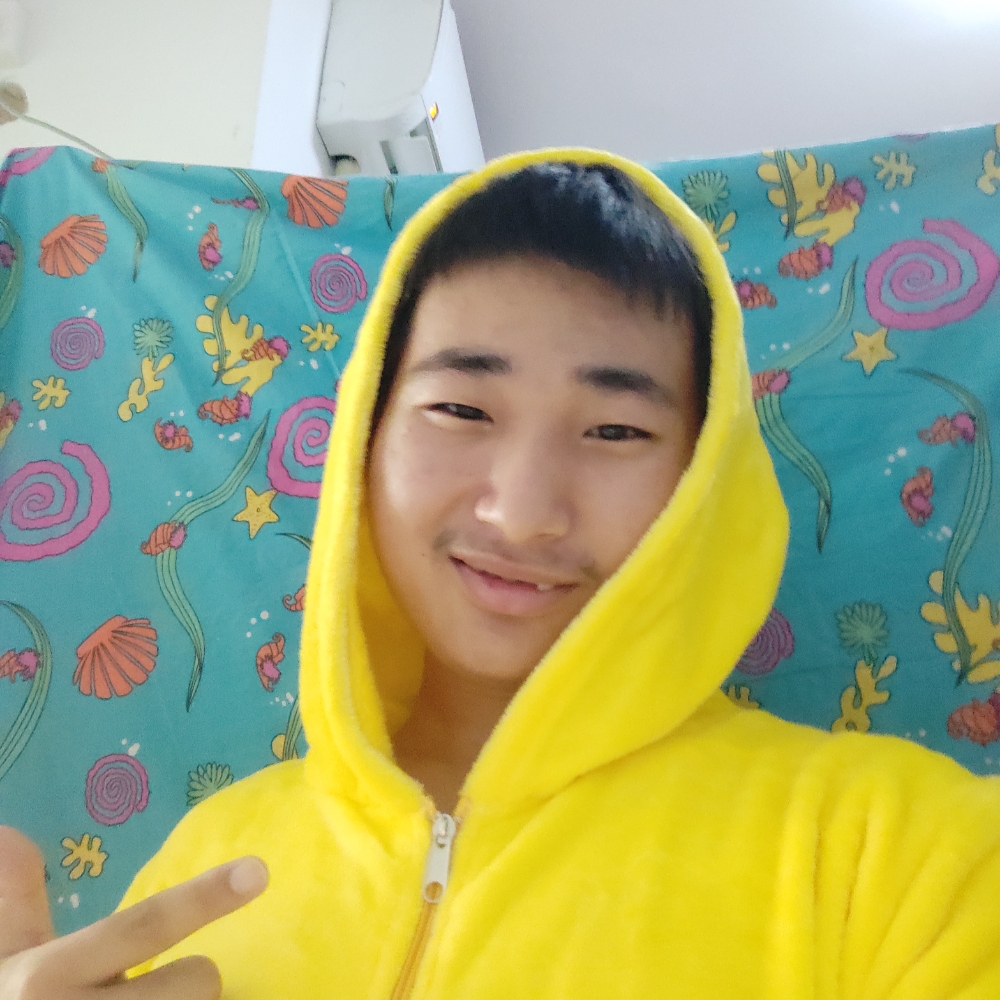 风中小男孩的照片