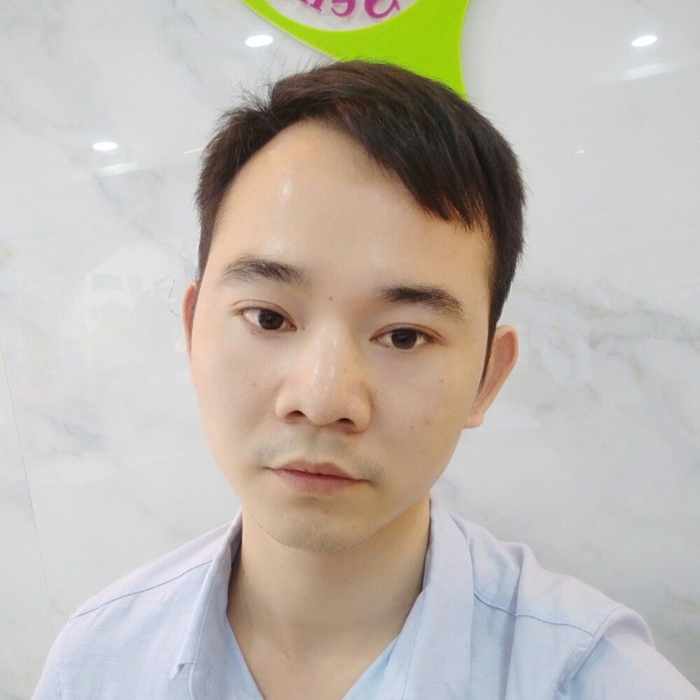 激昂深拥灰狼的照片