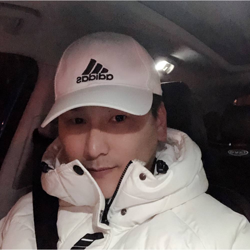 强调男的照片