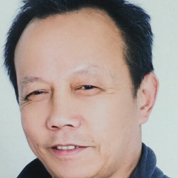 发带踢开朗的照片