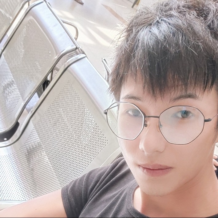 苗条吃醋小熊猫的照片