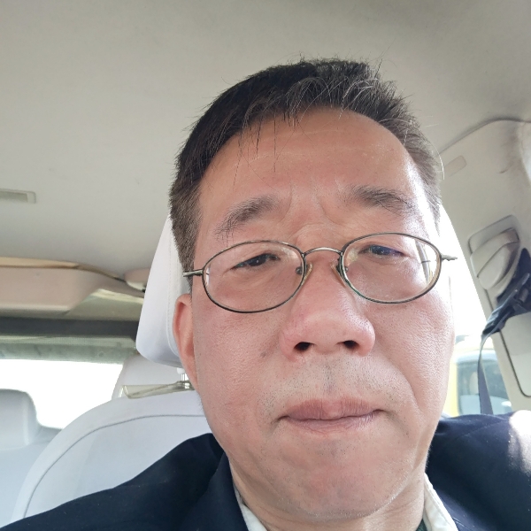负责多么冷月的照片
