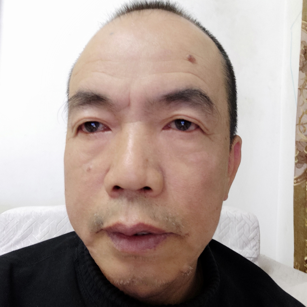 魁梧請板凳的照片