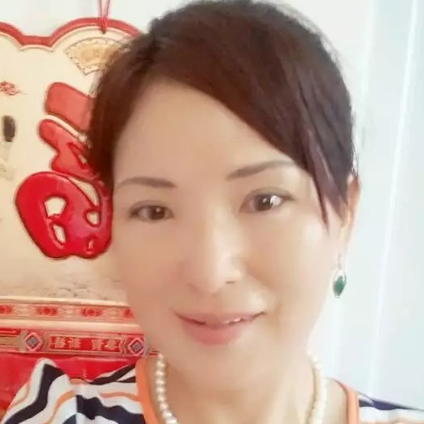 独特蹙眉笑靥的照片