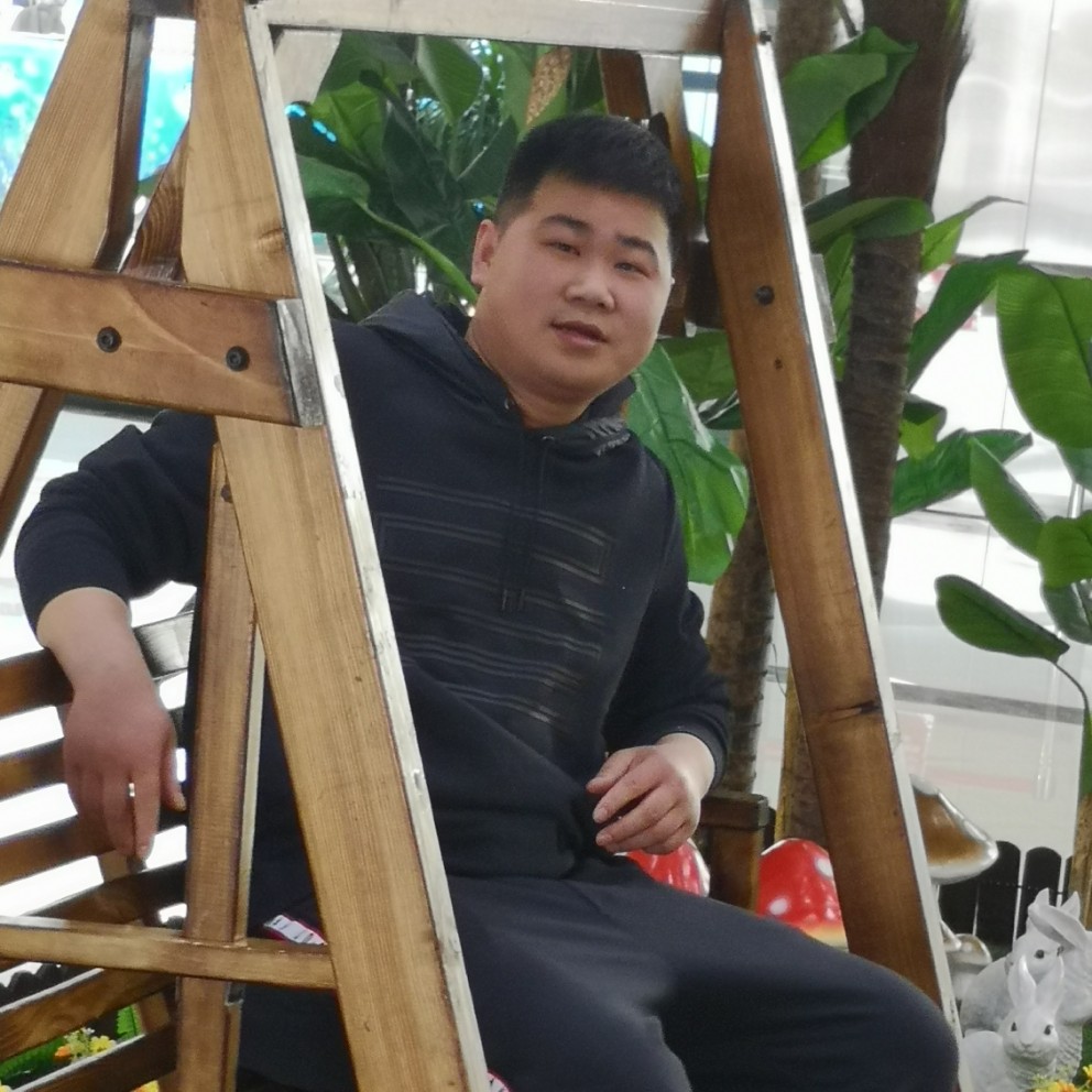 忧心深拥女王的照片