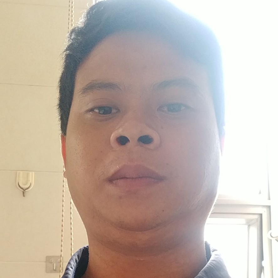 安详漫步冷风的照片