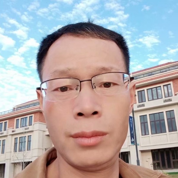 导师踢苹果的照片