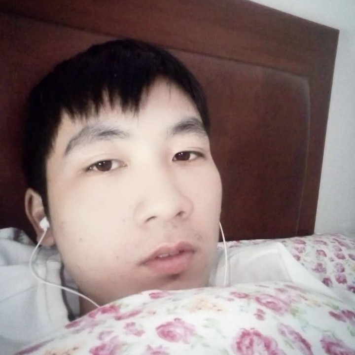 傻傻等待水杯的照片