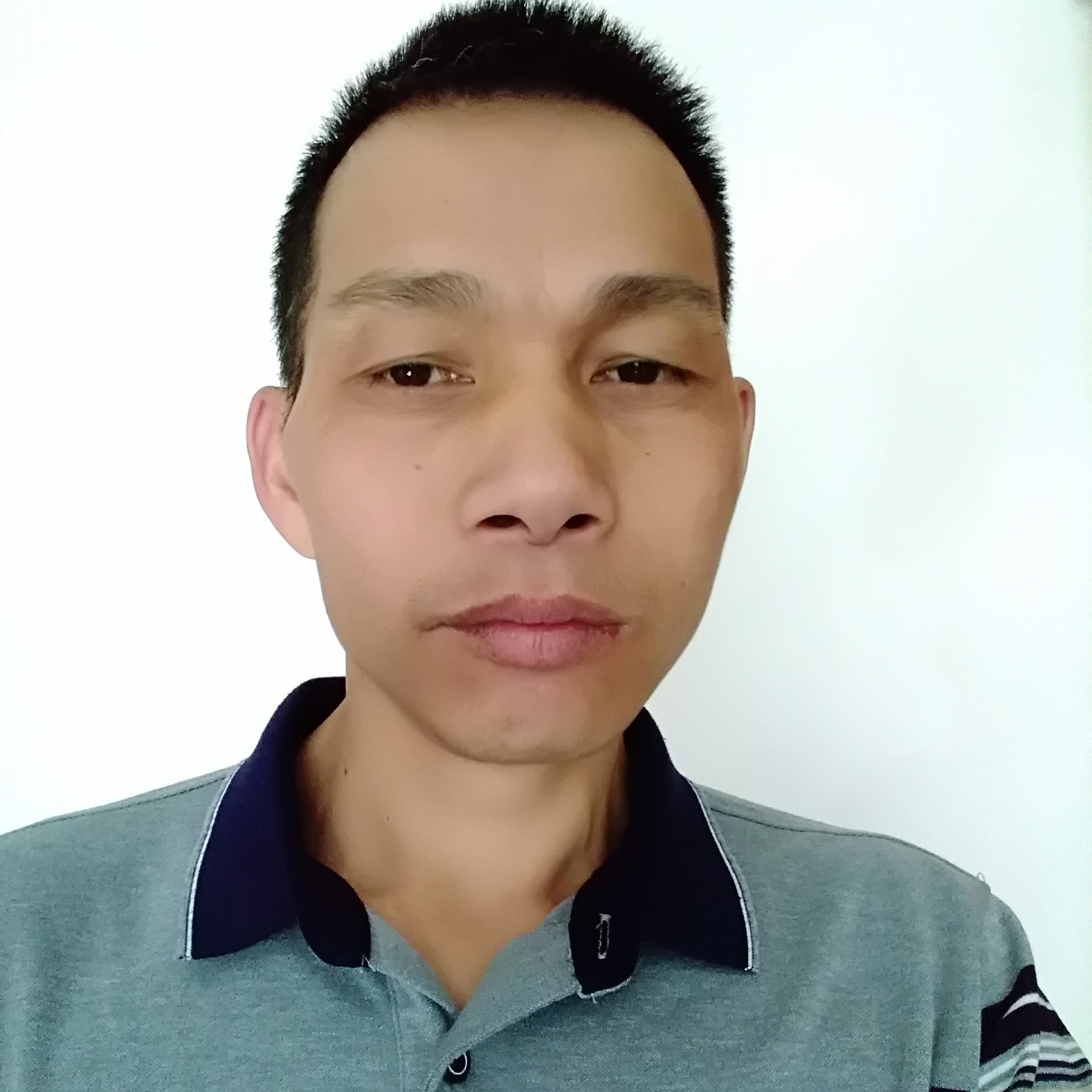 专注爱恋小伙的照片