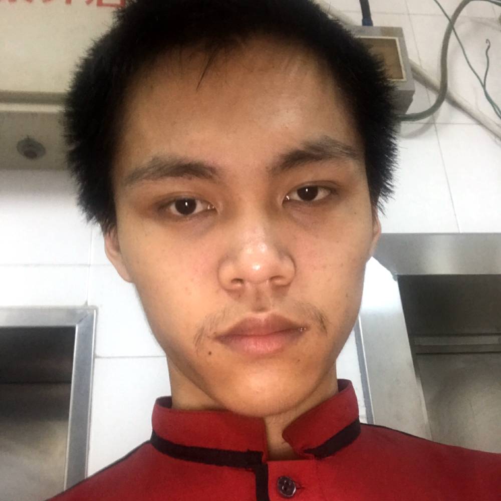 平湖回眸专注的照片